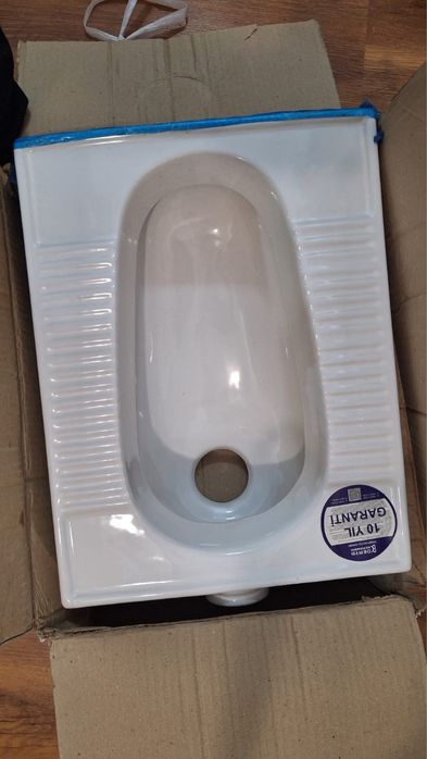 Это напольный унитаз (чаша Генуя)