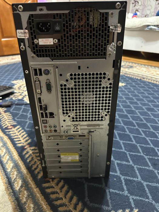 Компьютер с клавиатурой и процессором