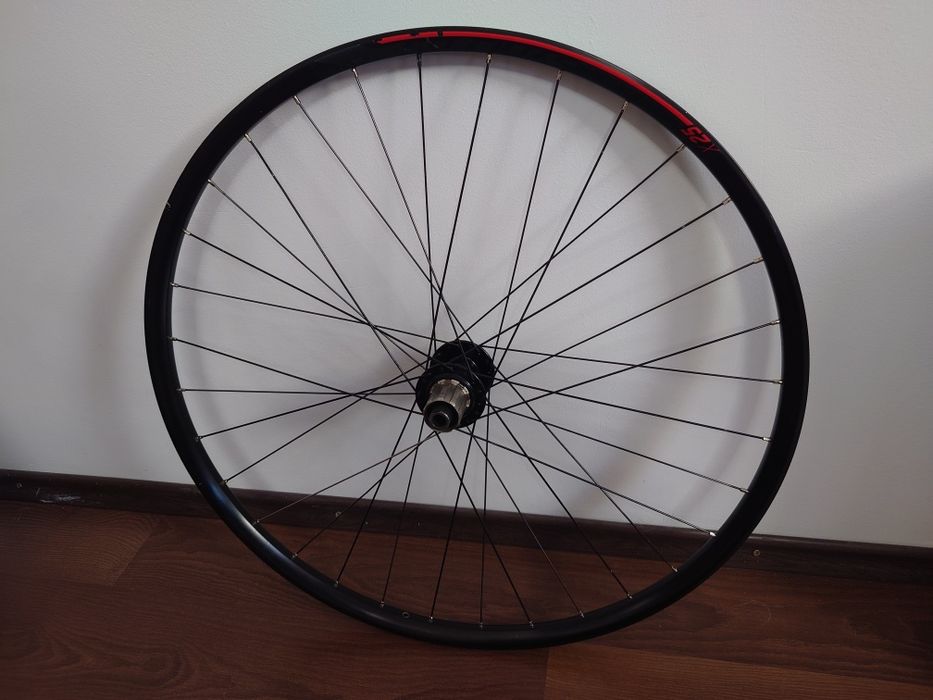 Roata cursiera și roata spate boost 148 tubeless