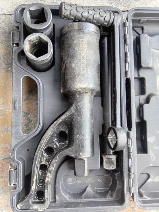 Гаечный механический ключ