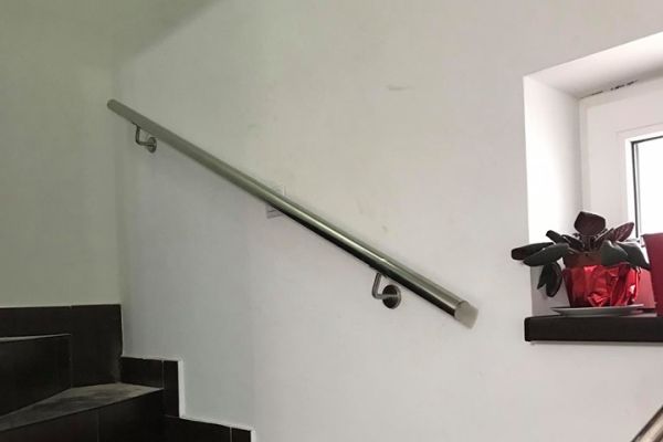 Balustrada inox pentru scara interioara. fierforjatinox.com