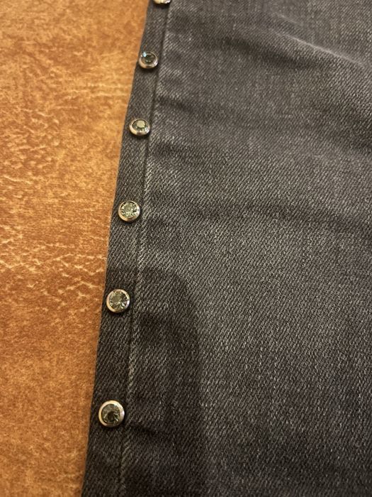 Елегантни черни дънки с много красив акцент по крачолите