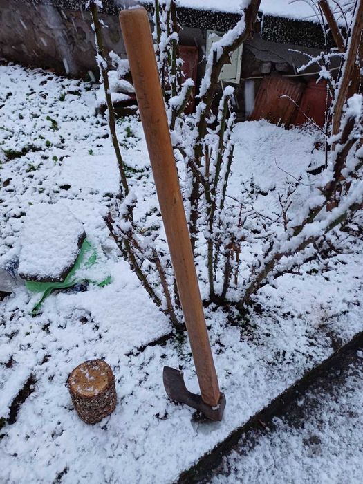 Продавам брадва,много запазена.