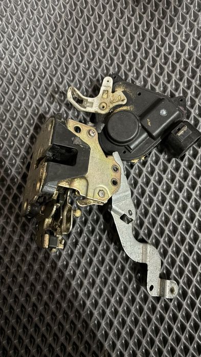 Замок левой двери Тойота