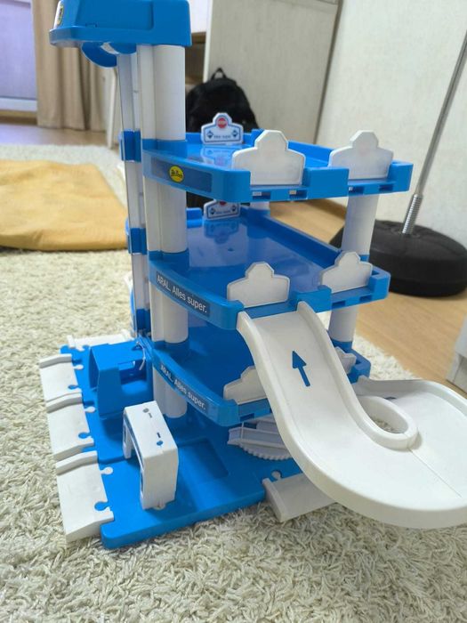 Продам игровой гараж-парковка