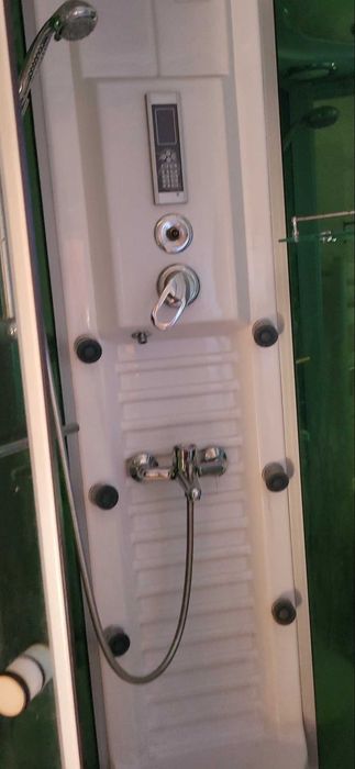 Cabină de duș, 2 chiuvete și alte corpuri de mobilier pentru baie