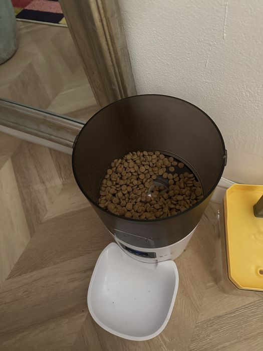 Dozator hrana pisici / catei