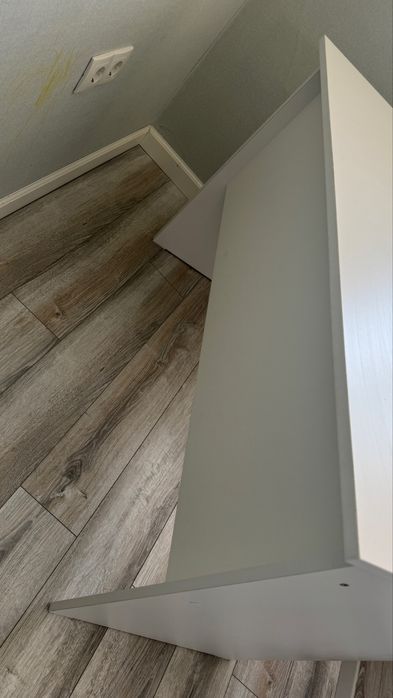 Продам стол белый