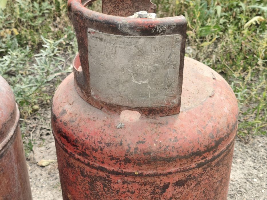 Продам газовые баллоны два штуки
