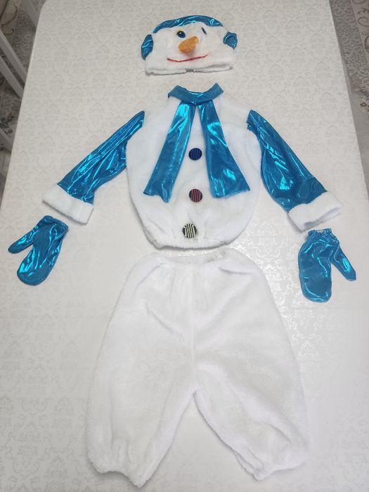 Продам новогодний костюм снеговика на 5-7 лет