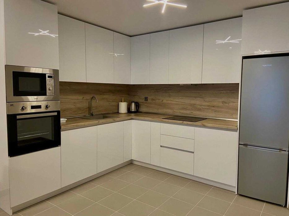 Дава се под наем Двустаен апартамент в Бургас, Център - 65 кв.м за 280.5 € - Снимка #2