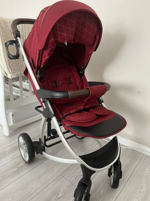 Коляска бордового цвета