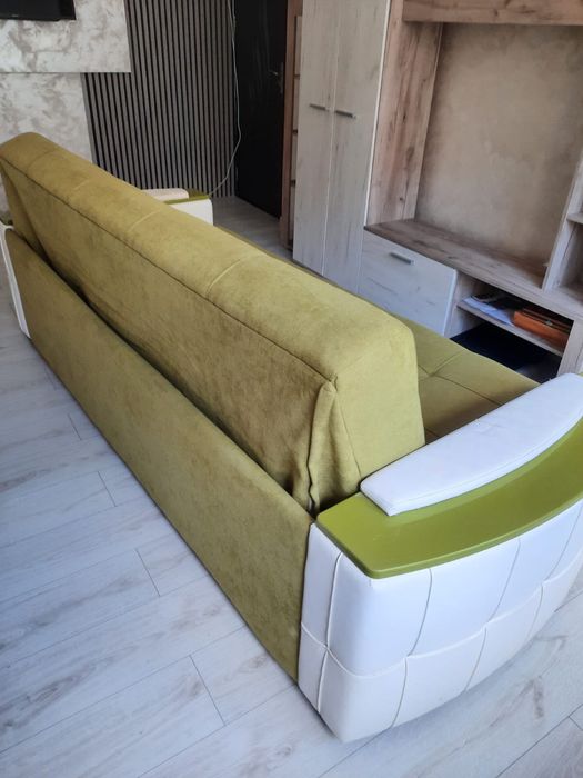 Canapea extensibila verde cu detalii albe