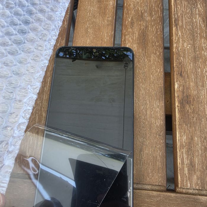 Чисто нов, неизползван LCD дисплей в комплект с тъчскрийн и средна рамка за мобилен телефон ZTE Blade V40 Design.
