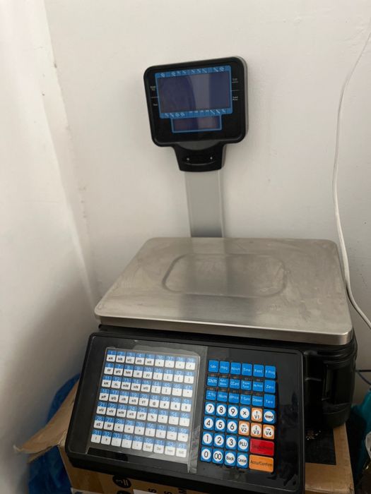 Кассовый аппарат и весы