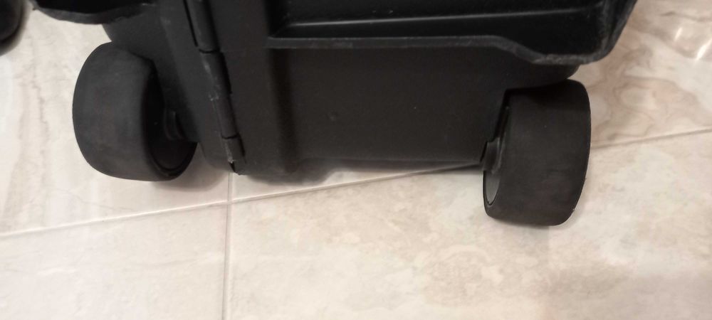 Голям американски куфар на колелца с дръжка за дърпане