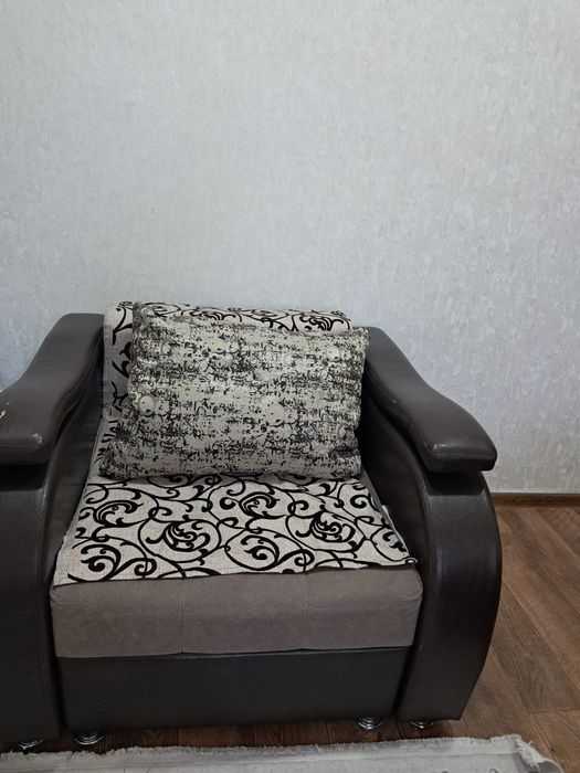 Угловой диван и кресло