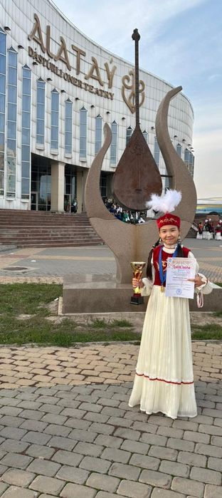 Продам платье с жилеткой, на 10-13 лет