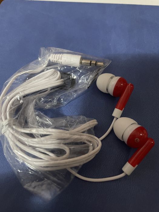 Casti telefon cu fir.