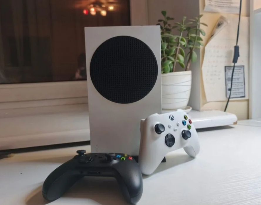 Xbox series s +2 джойстика.