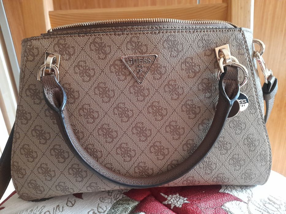 Продавам дамска чанта GUESS