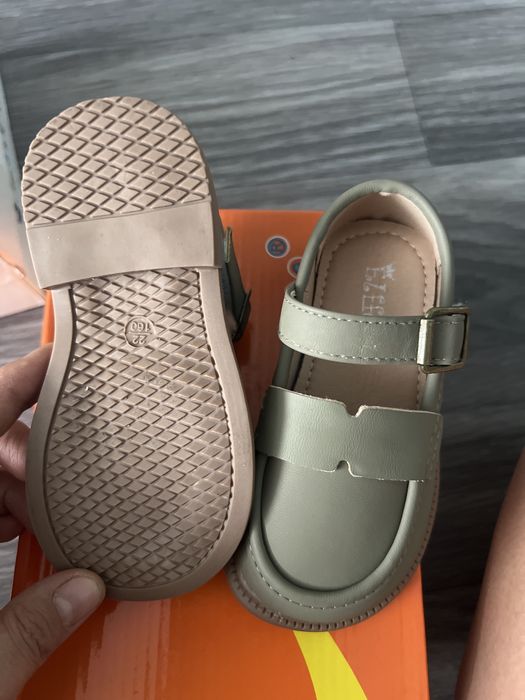 Продам детскую обувь