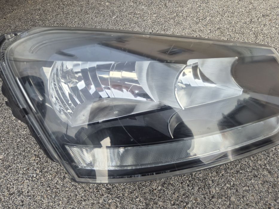 Десен фар Skoda Yeti фарове Шкода Йети