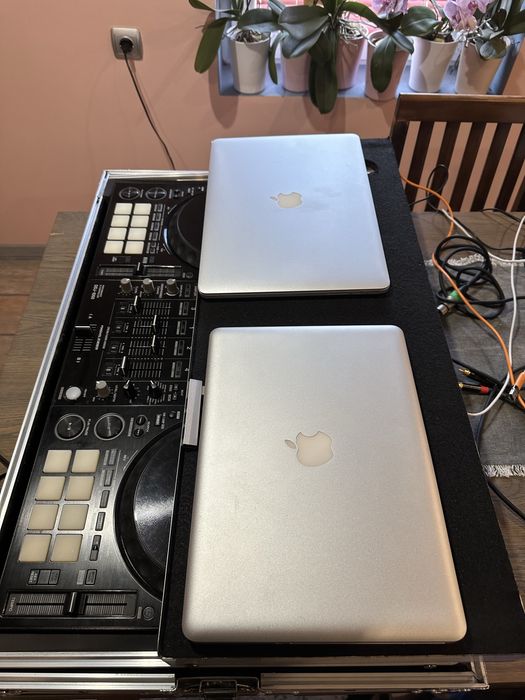 Продавам кейс със  конзола pioneer и мишпулт mackie плюс два броя Macbook 13i15inch