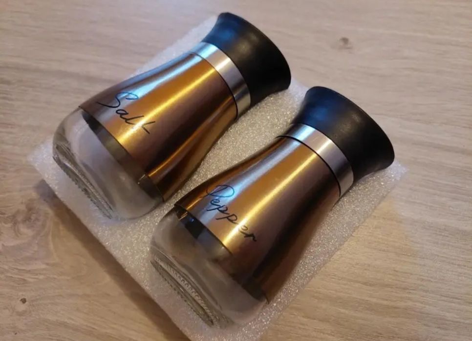 Солонки , перец и сольница .