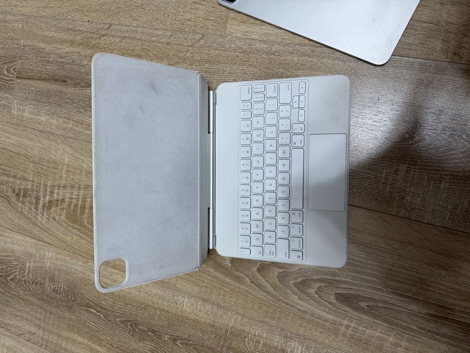 iPad Pro 11 M2 + Magic keyboard в идеальном состоянии