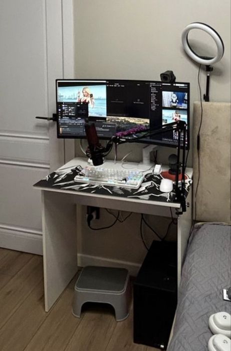 Компактный компьютерный стол