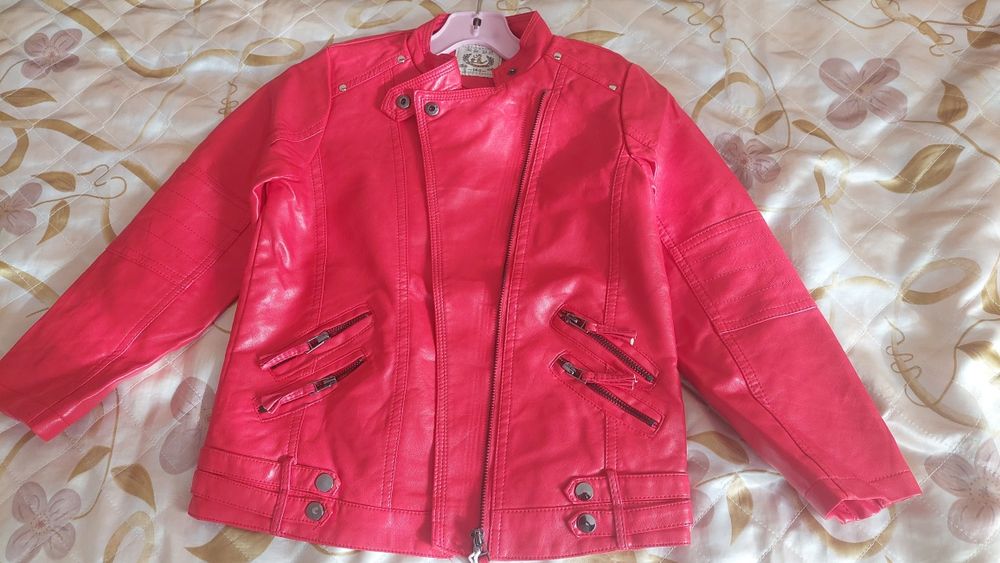 червени кожени якета
