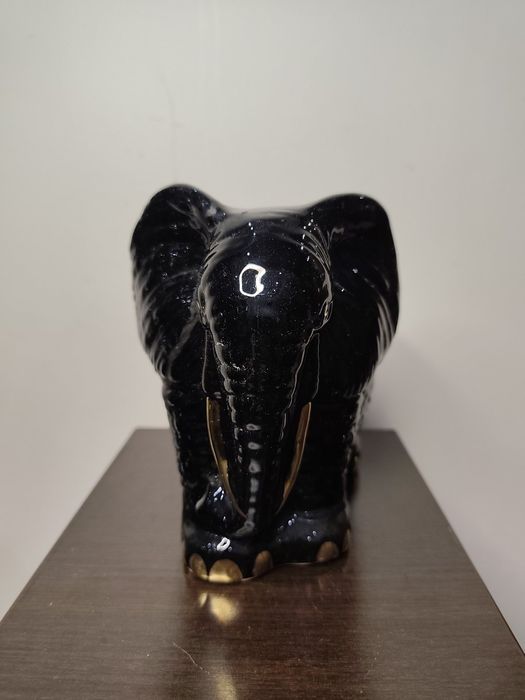 Много очарователна, голяма, винтидж статуетка на слон.