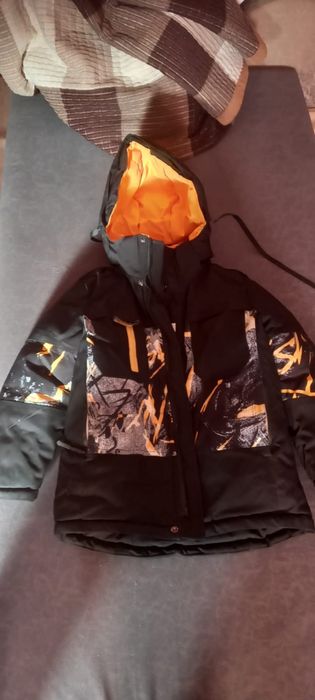 Продам детскую куртку