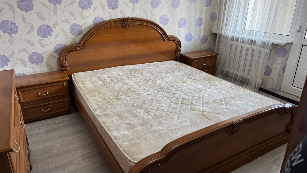 Кровать с двумя тумбами