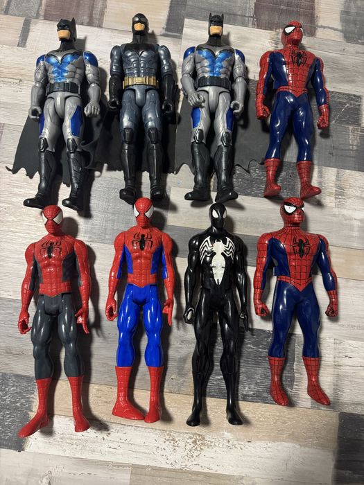 фигури на Batman и Spider-Man.