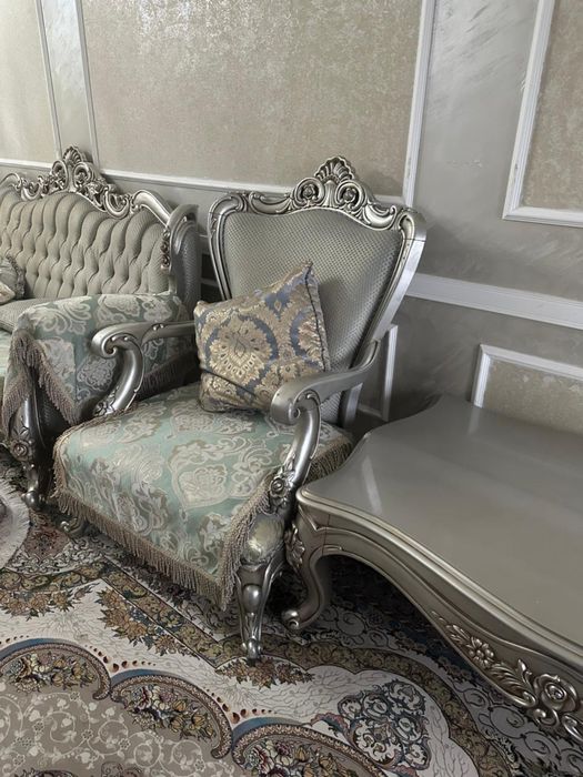 Стол стулья Диван