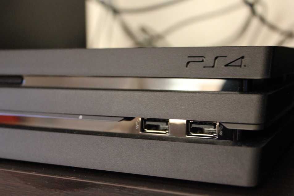 Продавам перфектен Sony PlayStation 4 PRO GOD OF WAR Limited Edition ПС4 ПРО с МНОГО ИГРИ PS4 Uncharted, Crash Bandicoot, The Last of Us, Hades, Princ