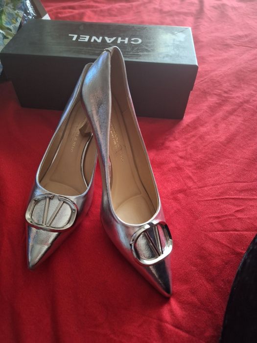 Tufli kumush rang asal turadi.zoʻlushka oyoq kiym poshnasiyam juda