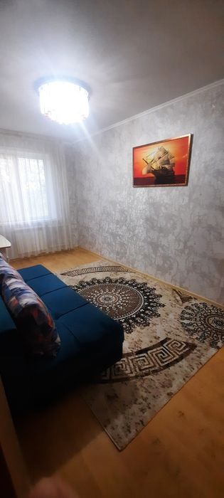 Сдам ДЕВУШКЕ комнату с подселением в центре