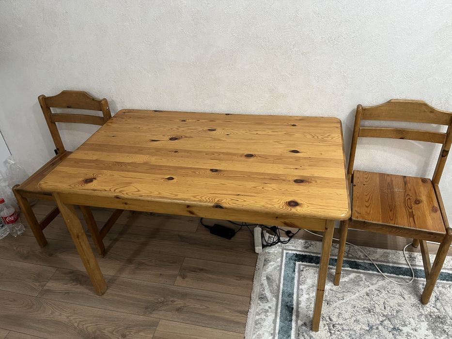 Стол и стулья кухонная