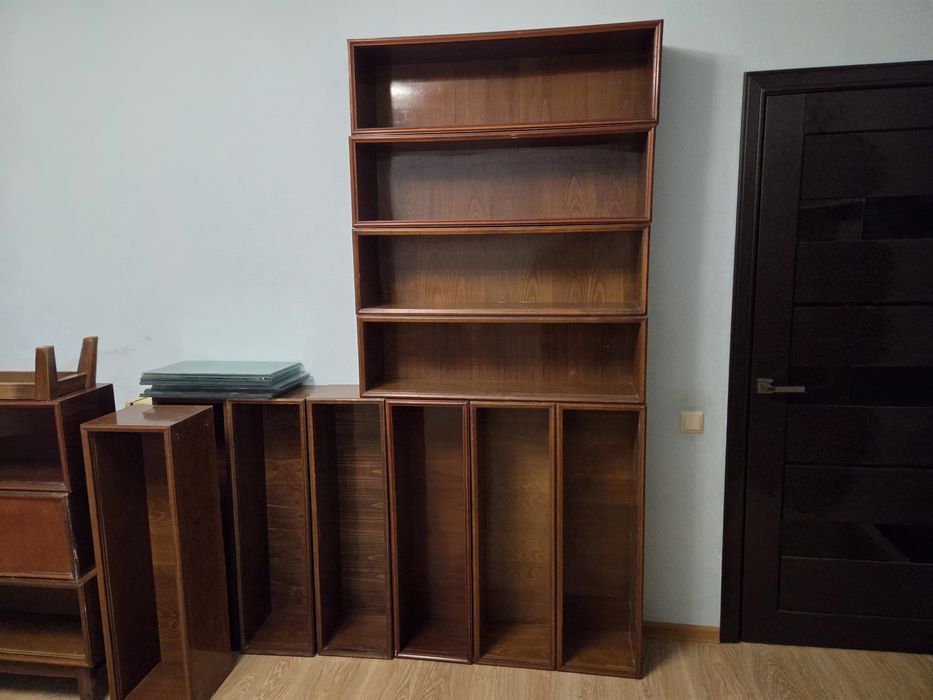 Продам полки .со стеклом