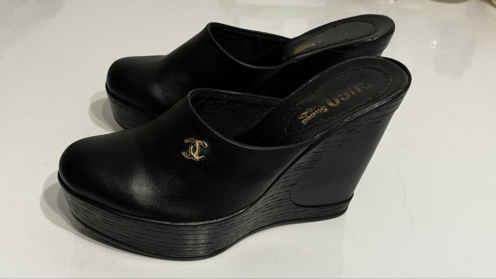 Продаётся обувь.