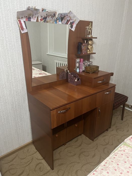 Туалетный столик с зеркалом