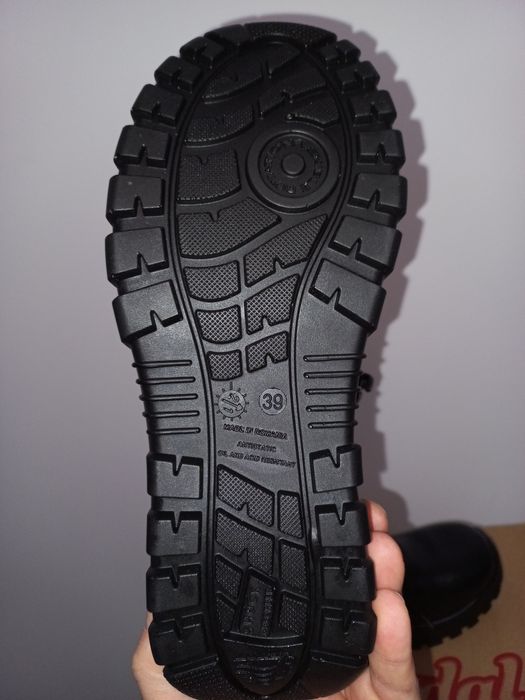 Vând bocanci militari negri și bej