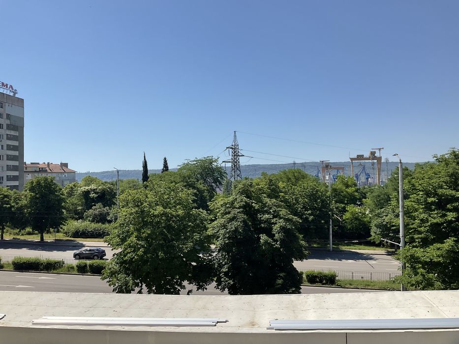 Продавам тристаен апартамент