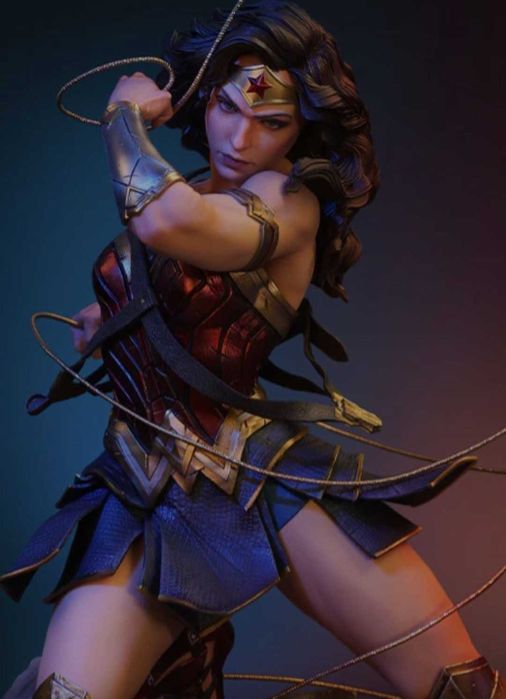 Wonder Woman 1/4 Scale Statue/Figurina 
By Queen Studios DC Comics
