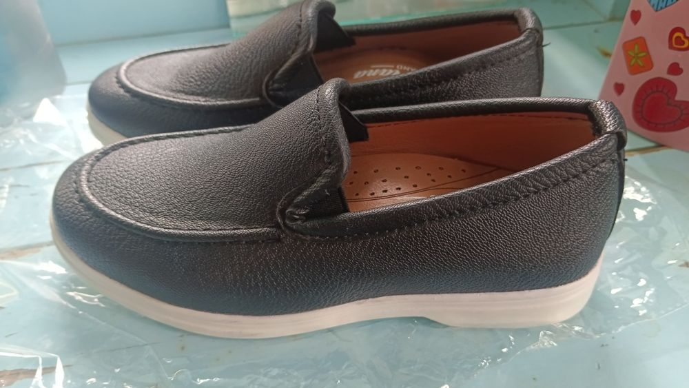 Oyoq kiyim sotiladi ògil bolalar uchun yangi.