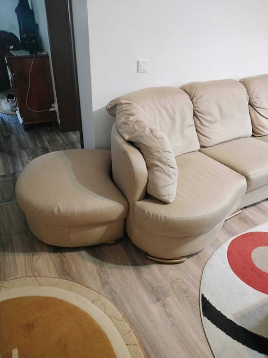Coltar mare pentru living cu taburet