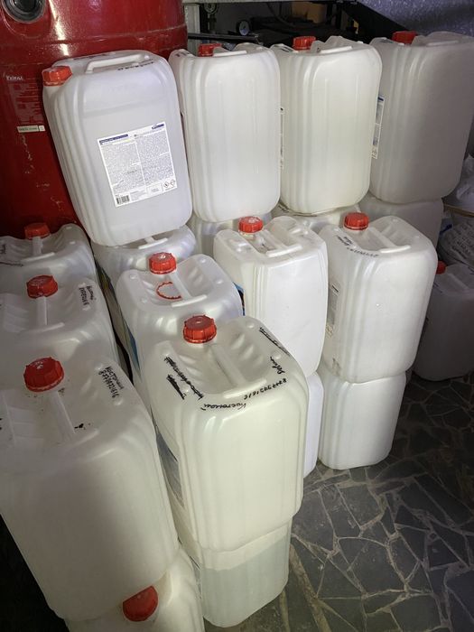 Продам канистры пластиковые 40 л